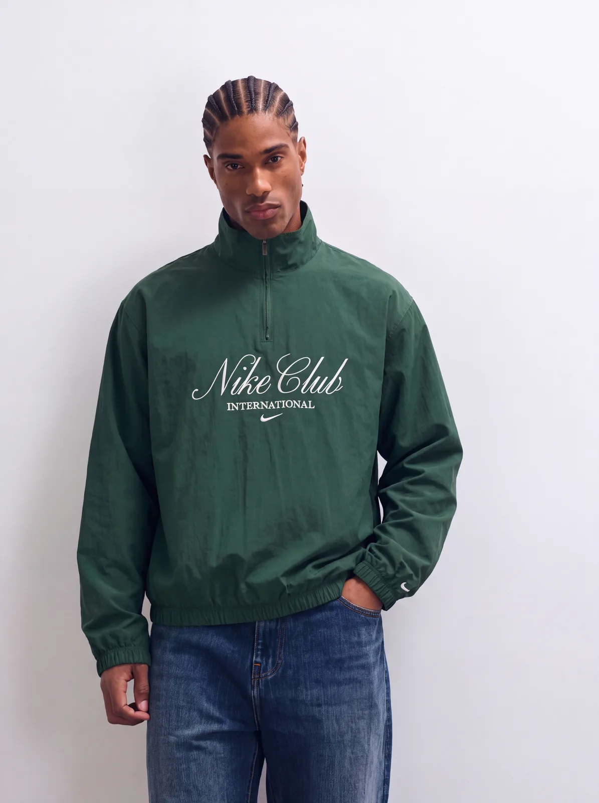 Modello con la giacca verde